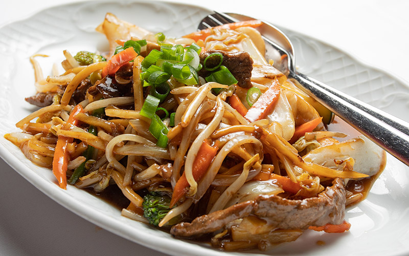Chinesisches Essen: Gebratenes Rindfleisch mit verschiedenem Gemüse